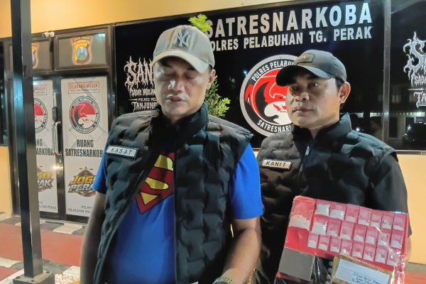 AKP Adik Agus Putrawan, Kasat Resnarkoba Polres Pelabuhan Tanjung Perak, memberikan keterangan terkait pengungkapan kasus bandar sabu berinisial ATF di Surabaya.