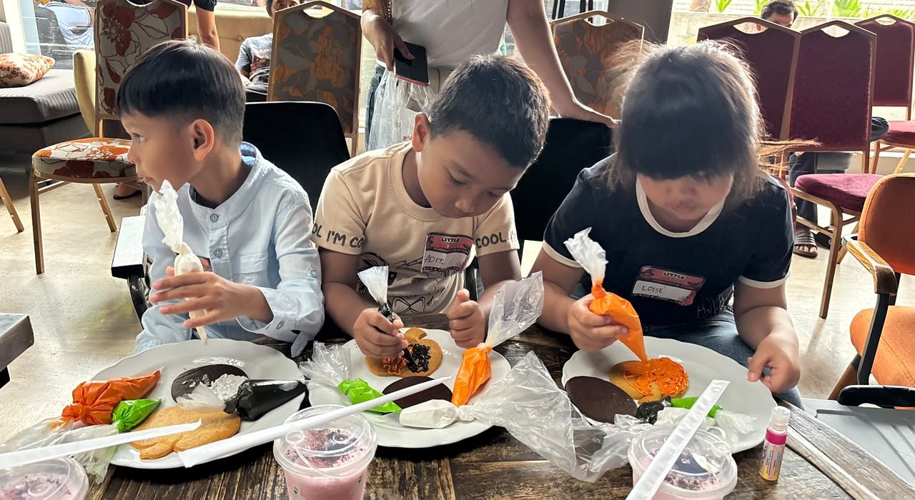 Anak-anak mengikuti Little Monster: Kids Halloween Activity yang digelar Java Paragon Hotel & Residences Surabaya Minggu (25/10/2026).