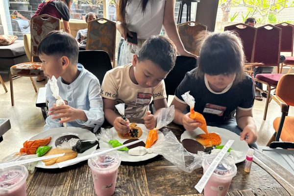 Anak-anak mengikuti Little Monster: Kids Halloween Activity yang digelar Java Paragon Hotel & Residences Surabaya Minggu (25/10/2026).
