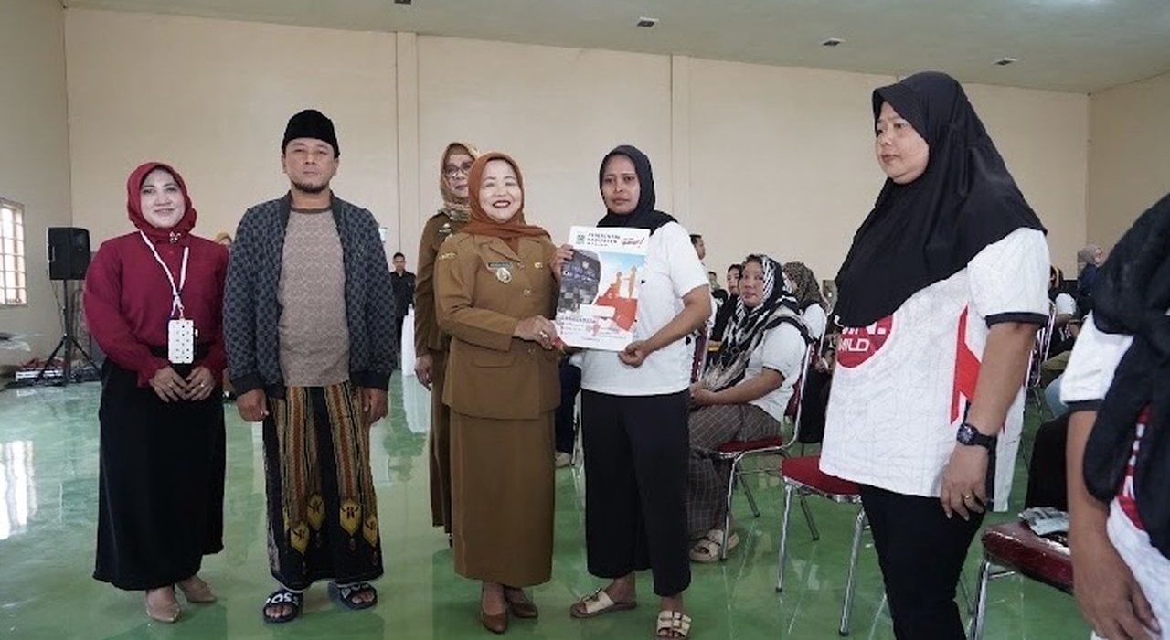 Wakil Bupati Malang, Lathifah Shohib menyalurkan bantuan langsung tunai (BLT) DBHCHT kepada salah satu pekerja pabrik rokok di Gondanglegi, Senin (12/10/2026). (foto: Prokopim Kab. Malang)