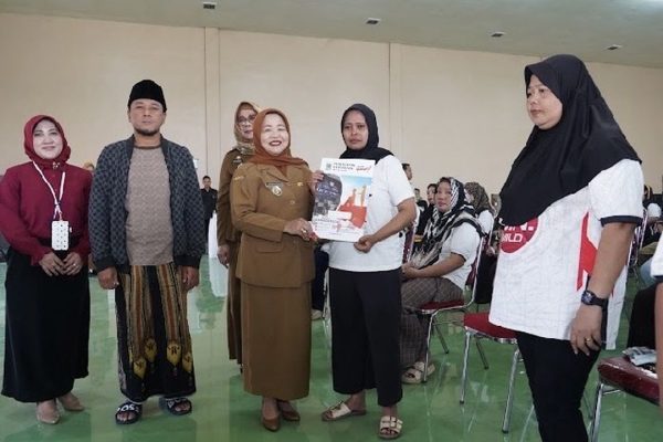 Wakil Bupati Malang, Lathifah Shohib menyalurkan bantuan langsung tunai (BLT) DBHCHT kepada salah satu pekerja pabrik rokok di Gondanglegi, Senin (12/10/2026). (foto: Prokopim Kab. Malang)