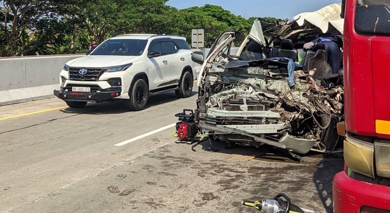 Kecelakaan minibus rombongan suporter PSS Sleman dengan truk tronton terjadi di Tol Ngawi-Kertosono, Kabupaten Madiun, yang menewaskan empat orang, Minggu (18/10/2026).