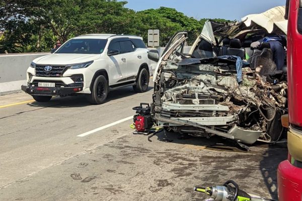 Kecelakaan minibus rombongan suporter PSS Sleman dengan truk tronton terjadi di Tol Ngawi-Kertosono, Kabupaten Madiun, yang menewaskan empat orang, Minggu (18/10/2026).