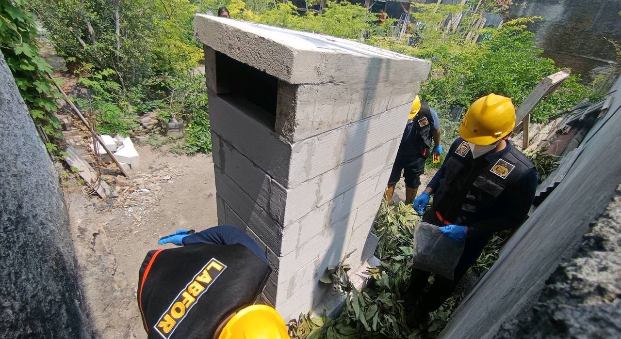 Tim Labfor Polda Jatim melakukan pemeriksaan tungku yang diduga berkaitan dengan kasus pembunuhan ibu dan anak di Jalan Kunir, Kota Madiun.