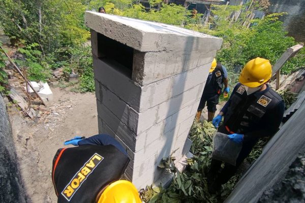 Tim Labfor Polda Jatim melakukan pemeriksaan tungku yang diduga berkaitan dengan kasus pembunuhan ibu dan anak di Jalan Kunir, Kota Madiun.